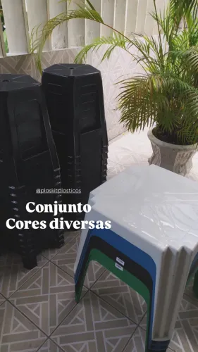 Conjunto mesinha com 4 bancos