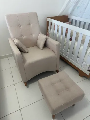 Poltrona de amamentação com balanço e Puff