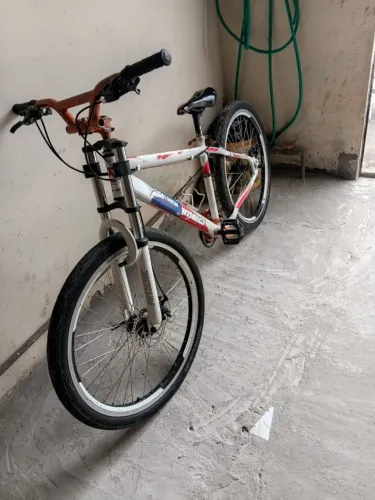 Vendo bicicleta semi nova 800 ,quadro inox