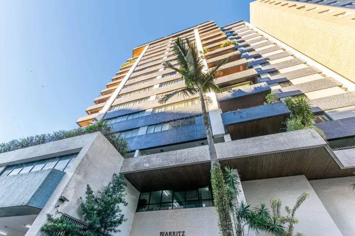 APARTAMENTO ESPAÇOSO E ENSOLARADO.EM FRENTE AO SHOPPING CURITIBA A 1 QUADRA DO HOSPITAL P