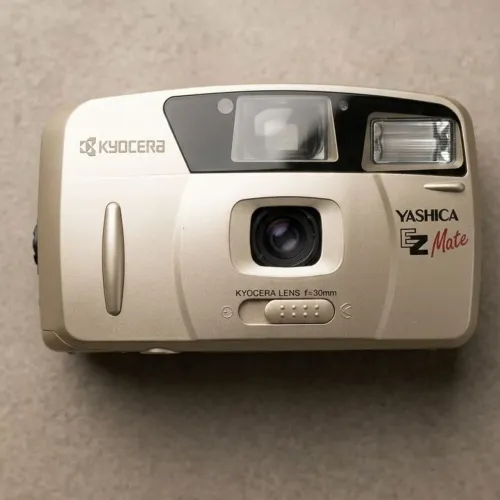 câmera analógica Yashica EZ Mate dourada.