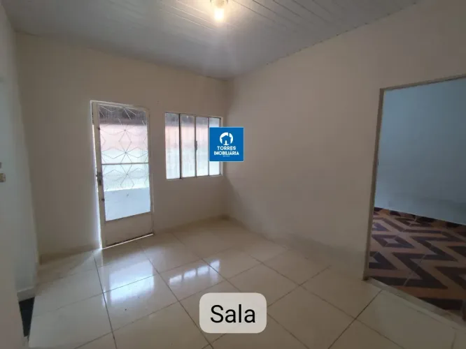 Casa de 2 quartos com quintal e garagem para locação no Barro Vermelho