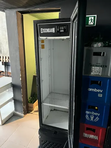 Cervejeira em ótimo estado , gela muito 