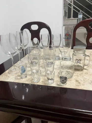 Copos de cerveja e taça de vinho