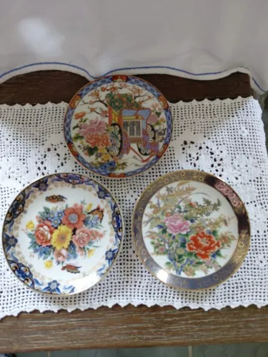 Pratos decorativos em porcelana japonesa