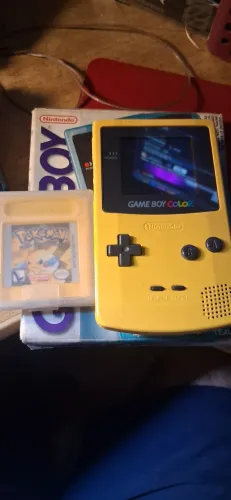 Gameboy Color + Pokémon Yellow (original)