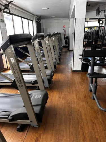 Vendo academia completa impecável 