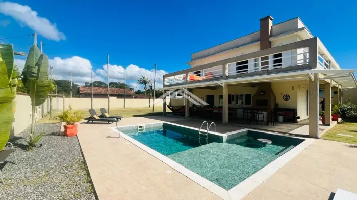 Casa de Praia à venda com Piscina, Campo de Futebol e Espaço Gourmet em Itapoá - SC