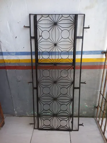 Vende-se  uma grade de para várias  utilidades medido  1.60x 0.70 conservada 
