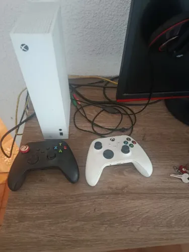 X box semi novo com 2 controles 