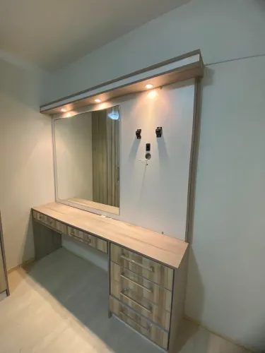 Penteadeira com luz e espaço para TV