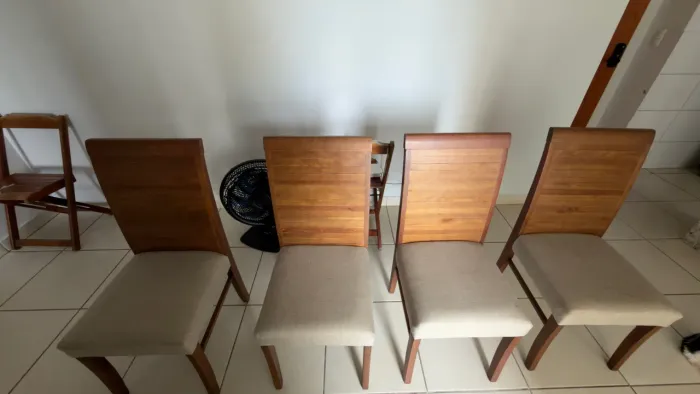 Vendo jogo com 04 Cadeiras de madeira maciça