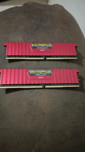Vendo kit 2x Memória RAM Corsair Venvance LPX 8GB casa DDR4 não sei se funciona