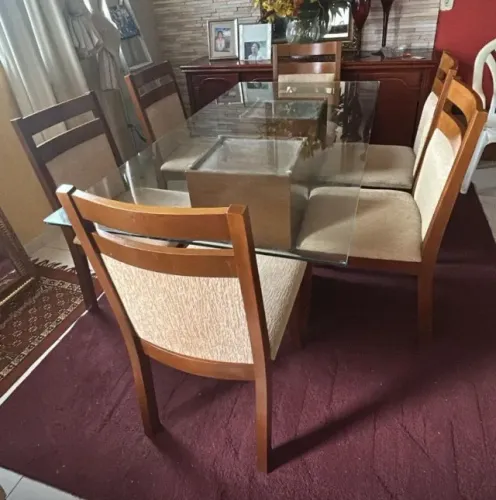 Mesa de jantar 1.80 por 0,90 e 6 cadeiras madeira mais móvel buffet em madeira laka