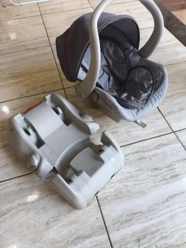 Bebê conforto com base, marca Galzerano