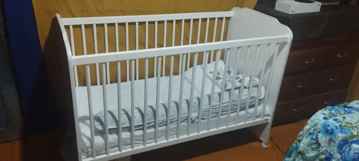 Berço infantil com colchão 