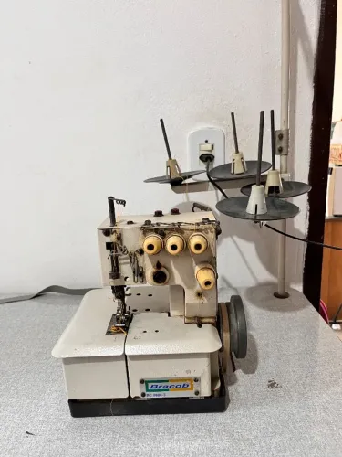 Máquina de costura Galoneira