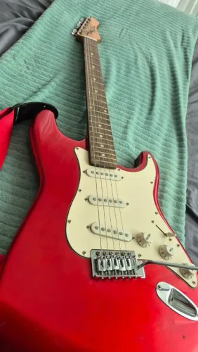 Guitarra elétrica bem conservada