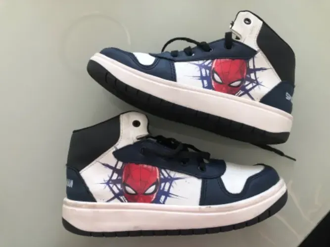 Tênis homem aranha