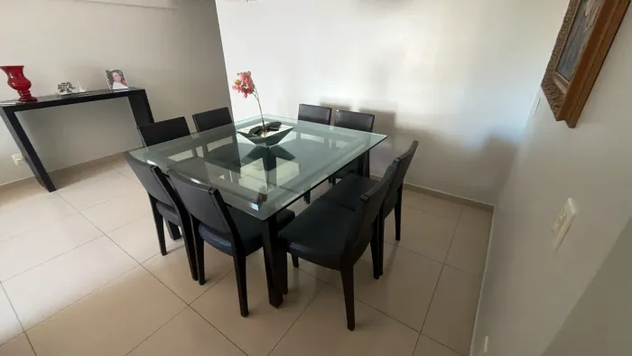 Vendo mesa quadrada, 1,60m, estrutura madeira, espaço para 8 cadeiras