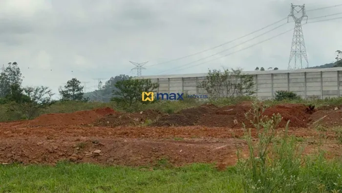 Terreno com aproximadamente 3.000 m², em excelente localização, no bairro Rio do Meio, em 
