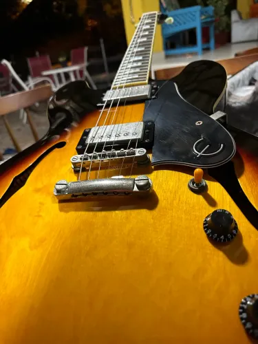 Guitarra Epiphone semi-acústica Es335 Pro 