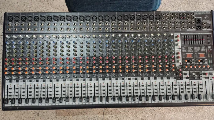 Mesa de som Behringer Eurodesk 32 canais! LEIA O ANÚNCIO!