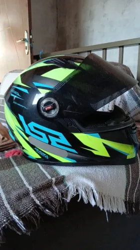 Vendo capacete Ls2, muito novo .