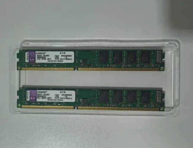 2 memórias RAM DDR3 de 4GB Kingston