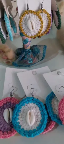 Brincos de crochê com buzios naturais 