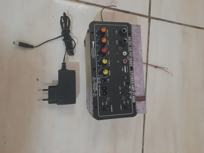 Vendo um mini amplificador e um pre amplificador de microfone os 2 por 250,00