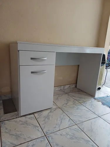 Escrivaninha seme nova...