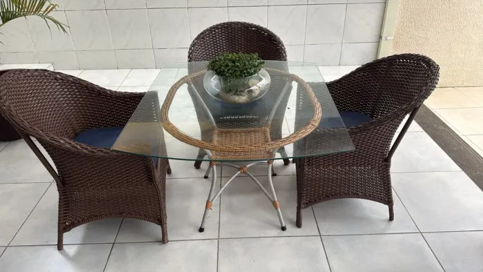 Jogo de mesa com cadeiras .