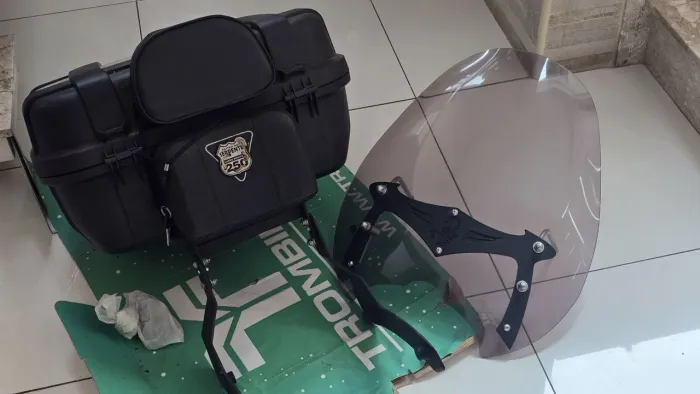 Conjunto Bau Bauleto Givi, encosto traseiro, bolha parabrisa