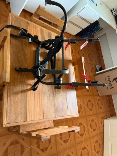 Vende se um suporte para carregar bicicleta no carro.