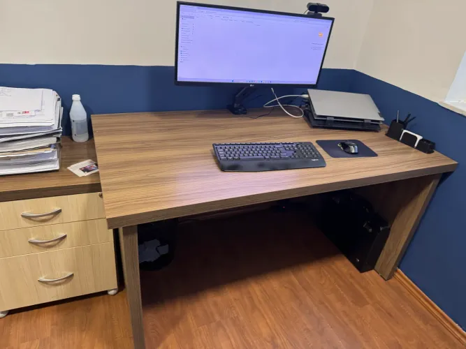 Mesa de escritório em L ? MDF nogueira