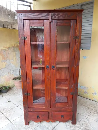 Cristaleira de madeira rústica