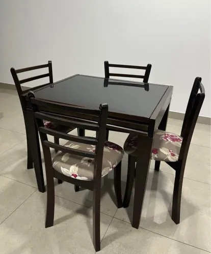 Mesa com 4 cadeiras extensível 