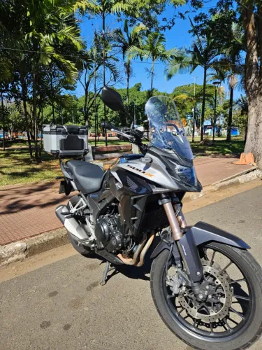 Honda CB500X Prata.