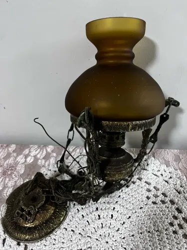 Lustre antigo em latão/bronze com cúpula âmbar