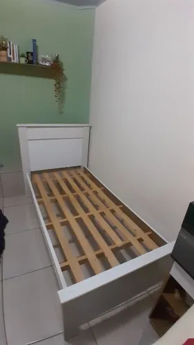 Cama de solteiro branca de madeira maciça