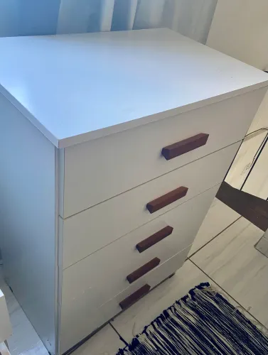 Cômoda Branca com 5 Gavetas - Ideal para Quarto ou Escritório