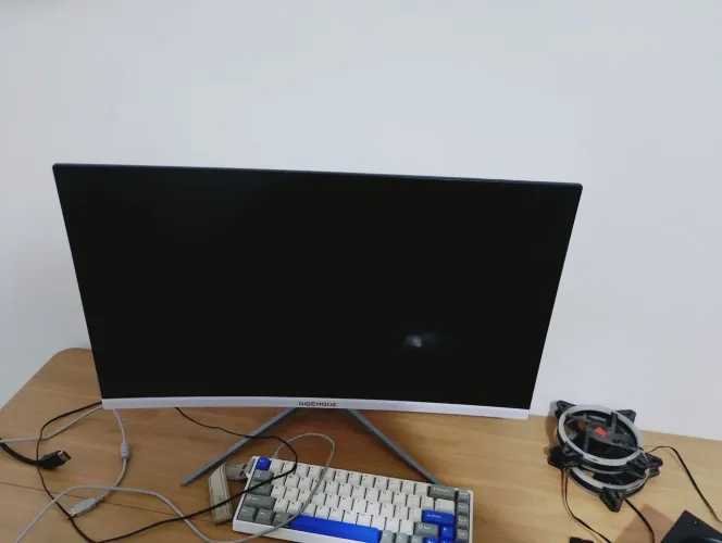 Monitor, teclado, fonte, ventoinha e fone a venda junto ou separado.