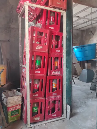 Engradados vom vasilhames de coca cola