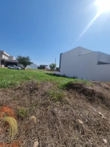 Lote de 250 metros próximo a área de Lazer ( Sol da Manhã). Condomínio conta com estrutura