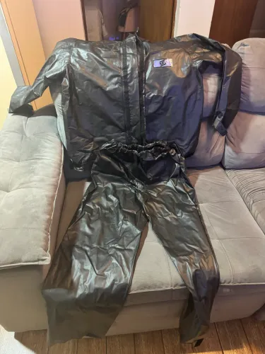 Vendo Capa de moto M e capacete 