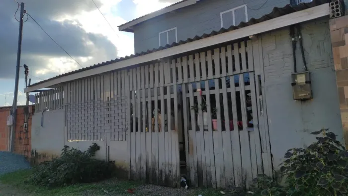 Vende-se essa casa  de alvenaria e ainda tem um apartamento na parte de cima