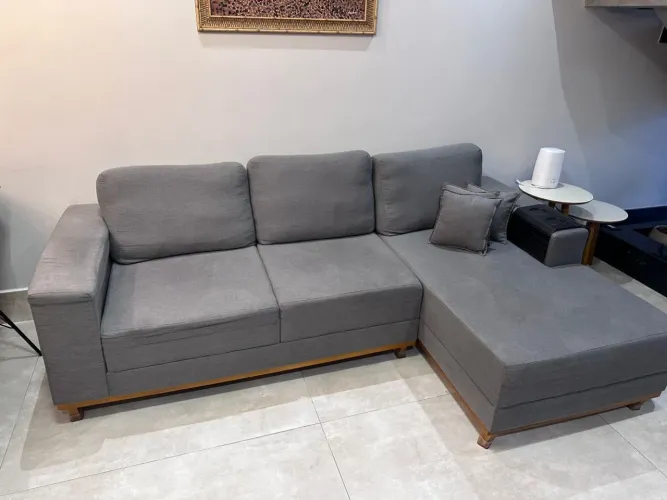 Sofá cinza de três lugares de linho