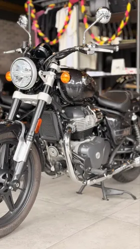 Super Meteor 650cc Astral Black 26/26 - 0Km