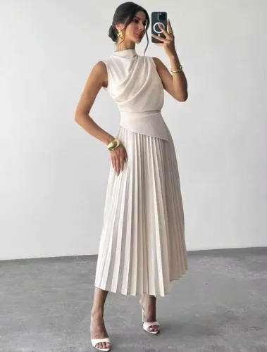 Vestido elegante com saia plissada